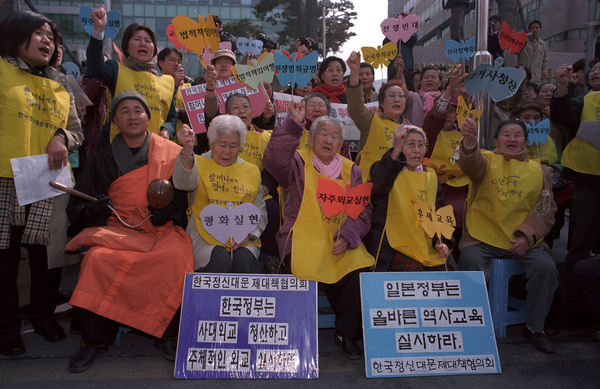 Women from the house of sharing at the 'Wednesday Demo' outside Japanese Embassy, Seoul. (Photo Credit: Amnesty International)